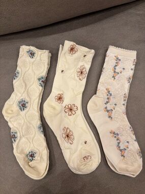 Women’s Floral Embroidered Crew Socks - Cream (3-Pack)